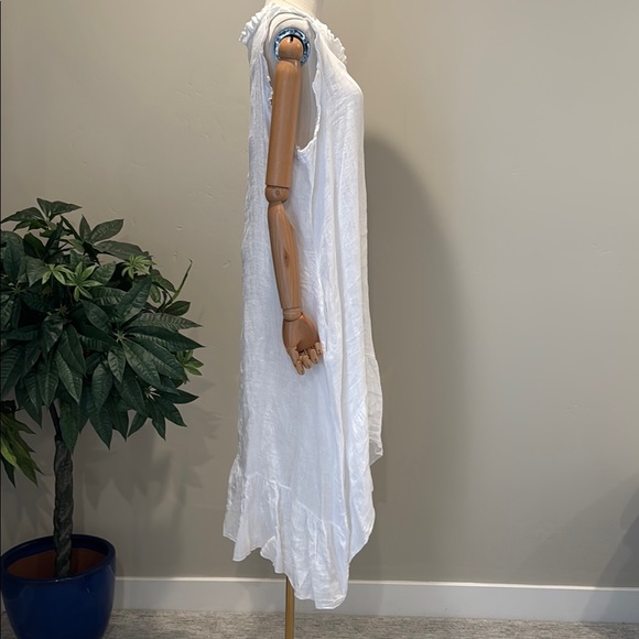 Elegant White Sleeveless Dress - Picture 8 of 9